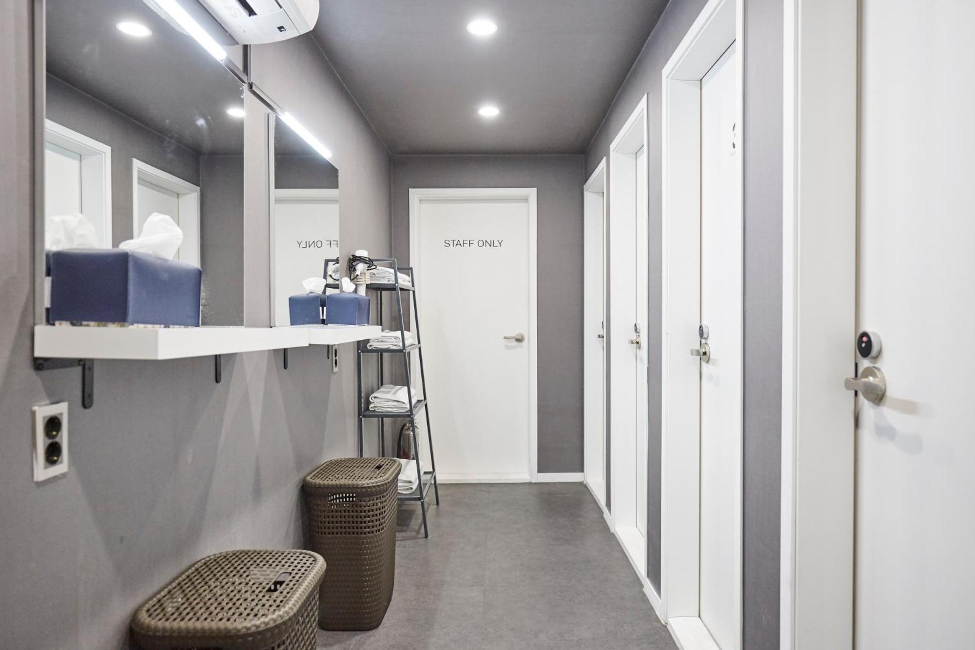 The Capsule Myeongdong Hostel Seoul Exterior photo